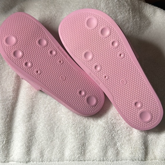 NEW INC Poolside Sandals 🩴 Pink Size 9
Chain Look. Footbed. Summer - Picture 2 of 4